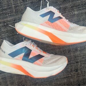 New Balance SuperComp Elite v4 - Size Women’s 9.5 (Men’s 8)